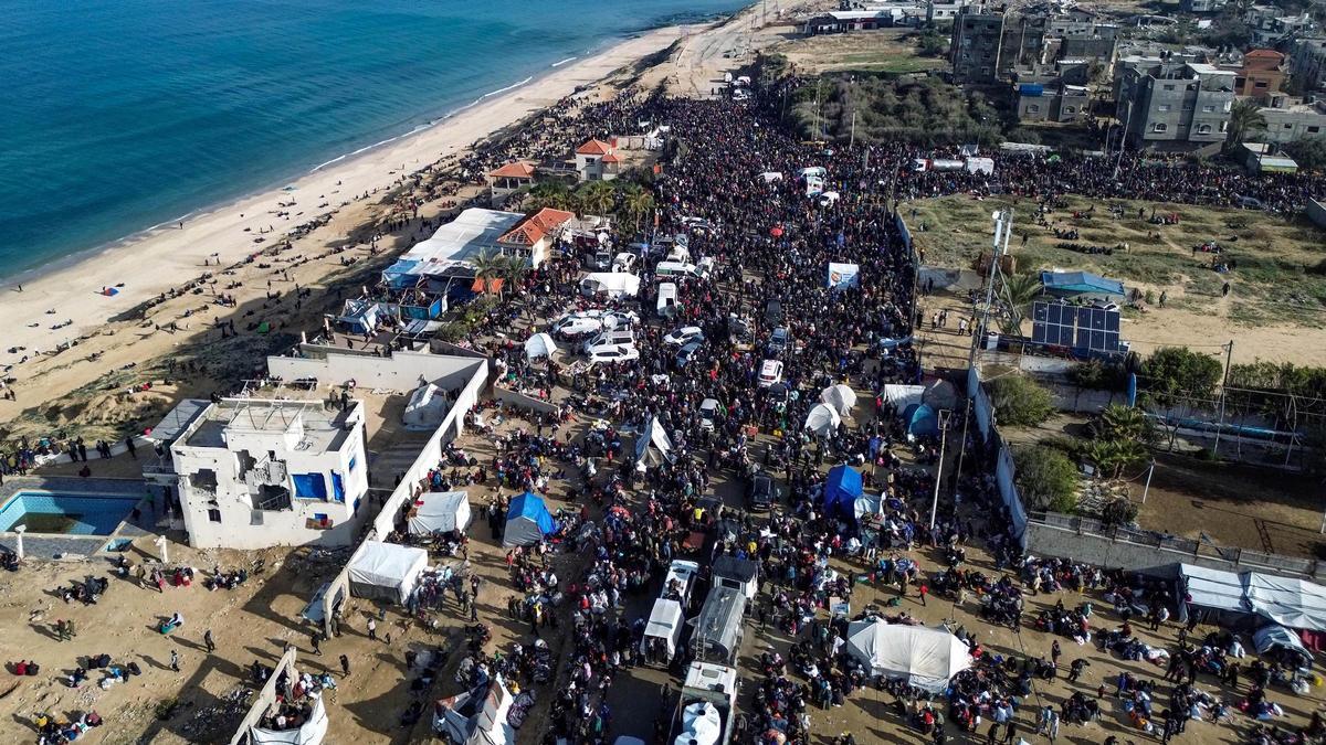Una multitud esperando a volver a sus hogares en el norte de Gaza