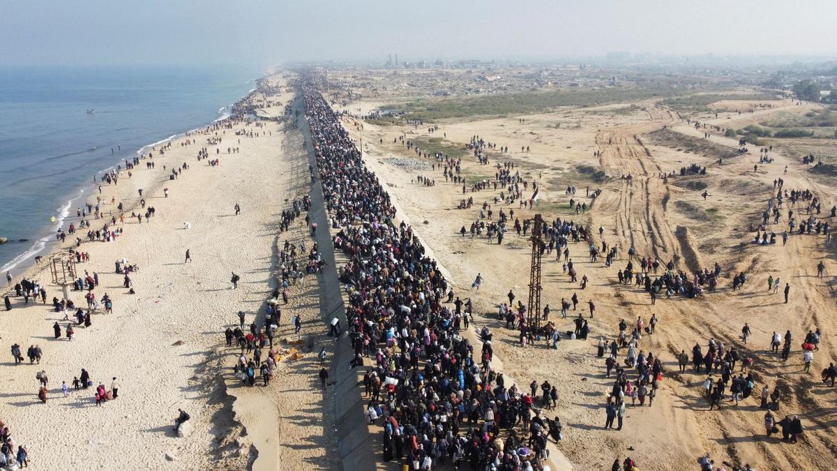 Palestinos desplazados regresan a sus hogares al norte de una Gaza arrasada