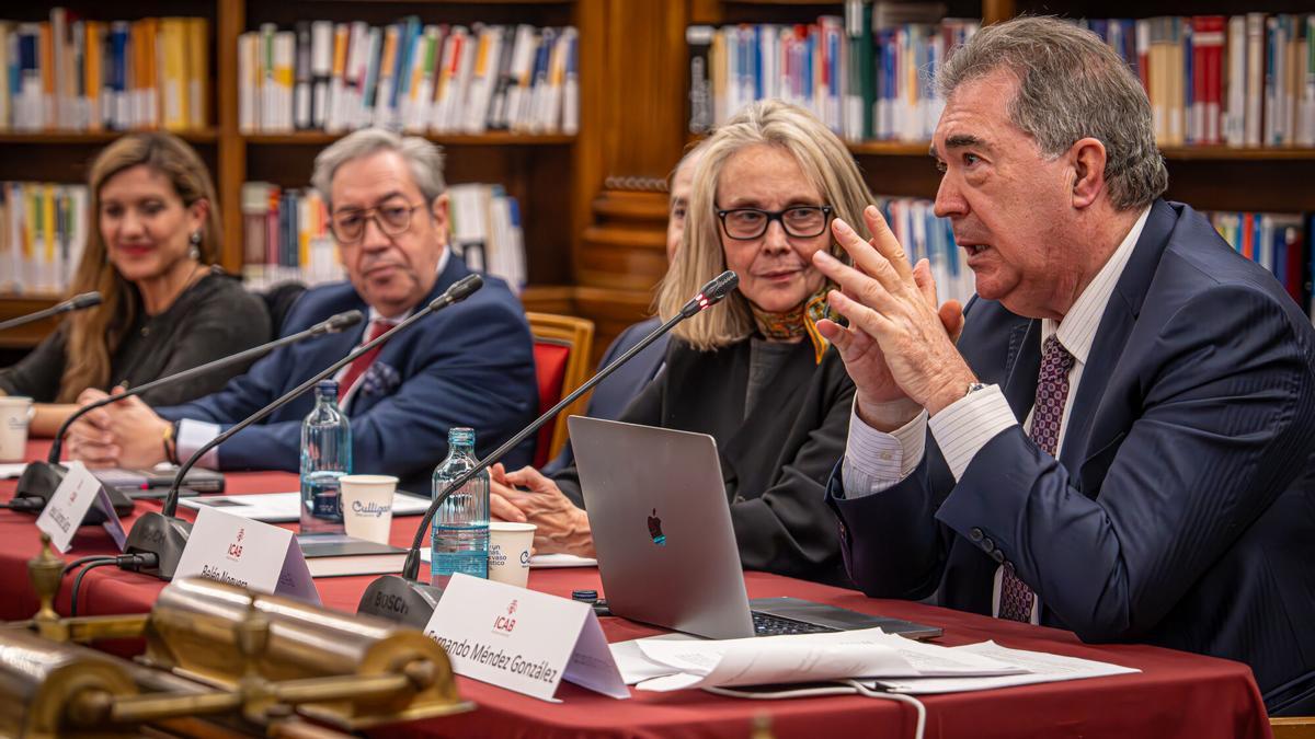 Presentación del libro 'La crisis de asequibilidad de la vivienda. Análisis y propuestas', con el autor, Fernando Méndez González, en primer plano, en la biblioteca del Col·legi de l'Advocacia de Barcelona.