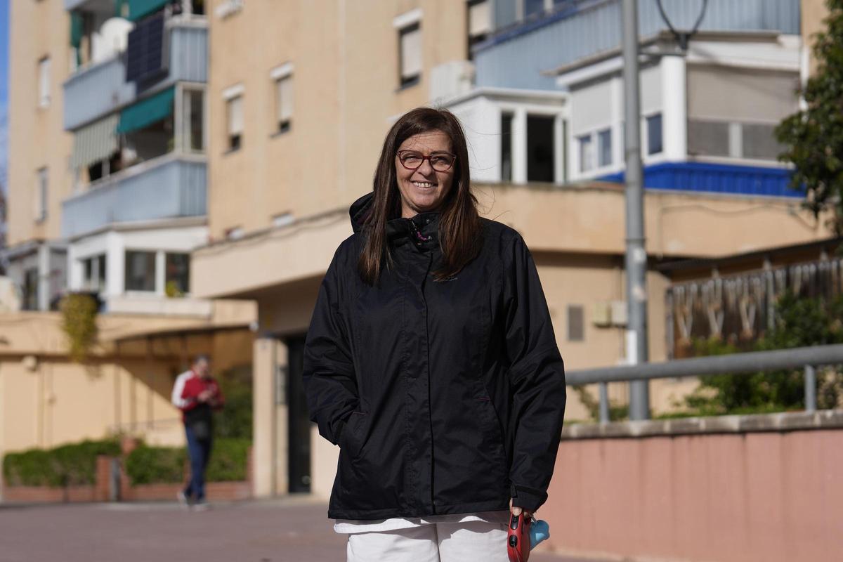 Núria Pérez, une voisine de 48 ans en face de sa maison apprécie la projection de la ville d'être un nouveau district universitaire avec une bonne attitude