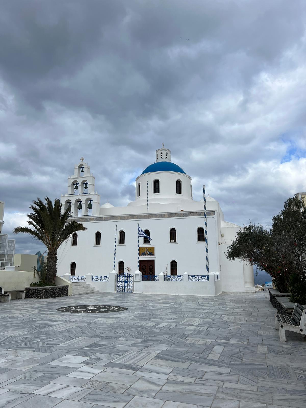 Une île carrée touristique de Santorin, déserte par les dames.