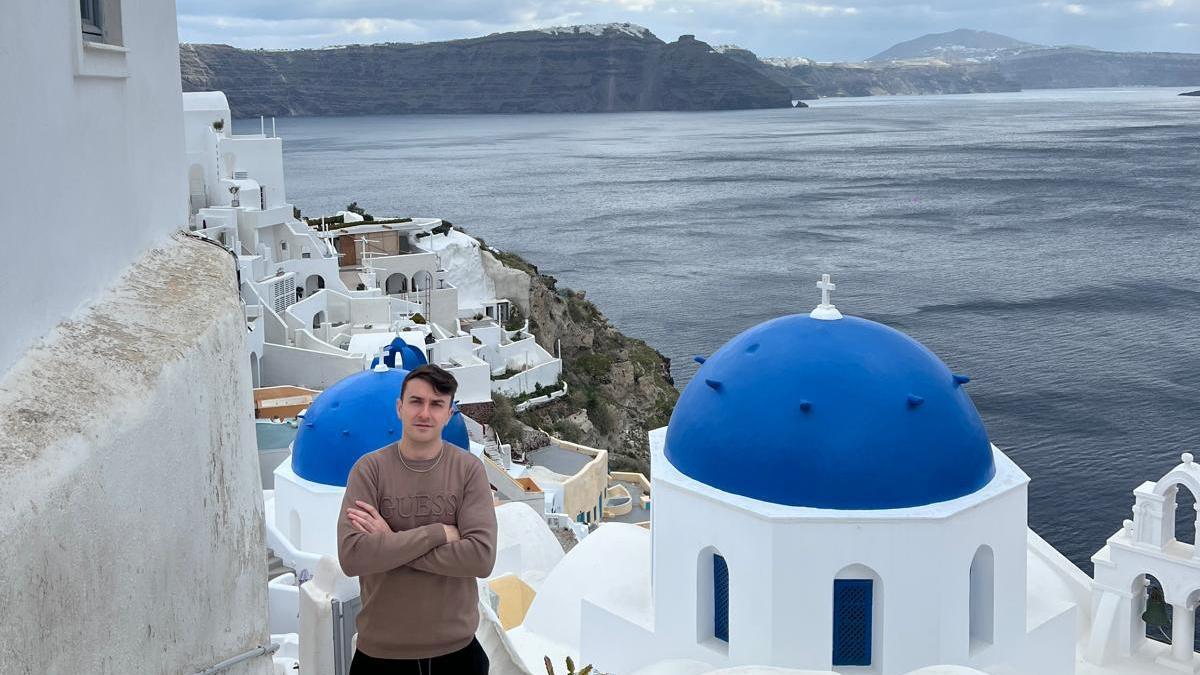 El viaje de dos turistas catalanes a un Santorini desierto por la ola de terremotos