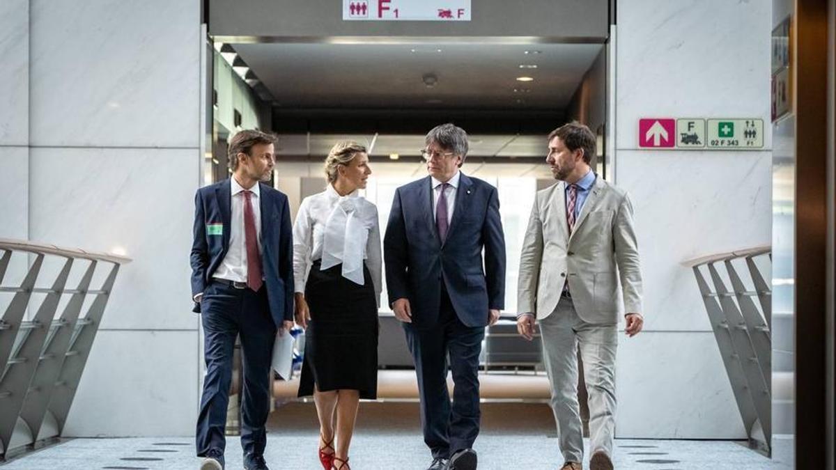 Jaume Anes, Yolanda Díaz, Carles Puigdemont et Toni Comín, avant leur réunion à Bruxelles.