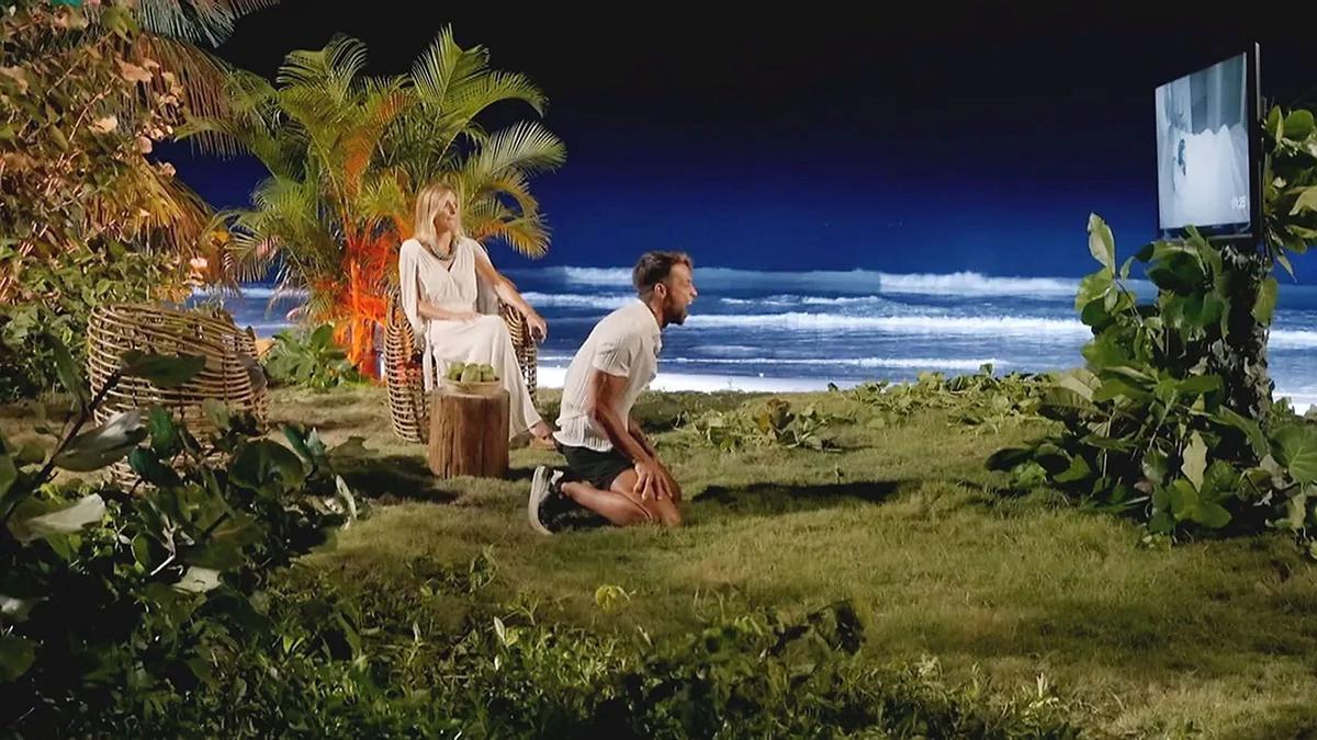 Montoya viendo a su novia Anita en 'La isla de las tentaciones'.