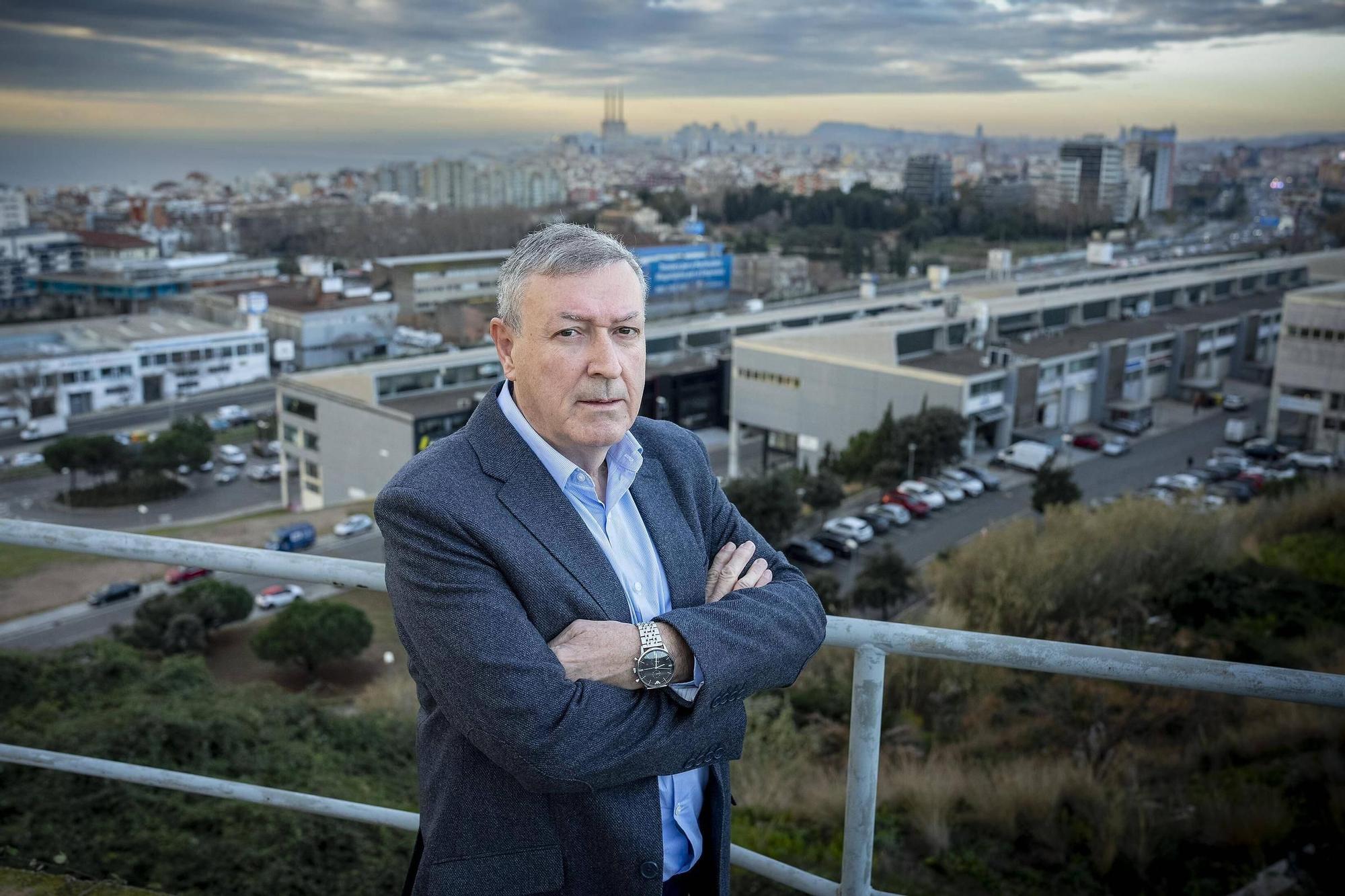 Conrado Fernández, recién jubilado superintendente de la Guardia Urbana de Badalona, frente al Centre Internacional de Negocis de la ciudad.
