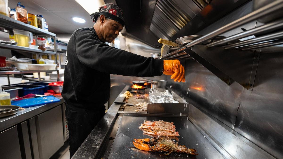 Papa, entre écrevisses et homards.