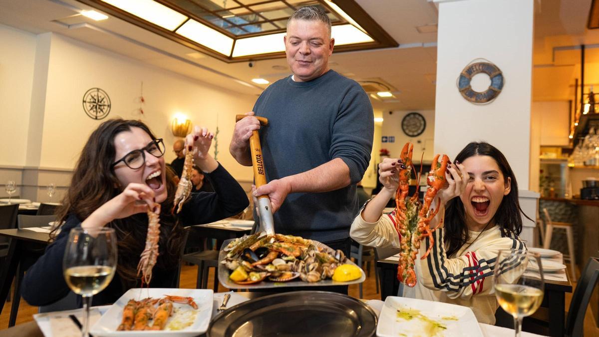 Alejandro Masdeu, el dueño de Street Fish, sirve una de sus famosas mariscadas a palazos esta semana.