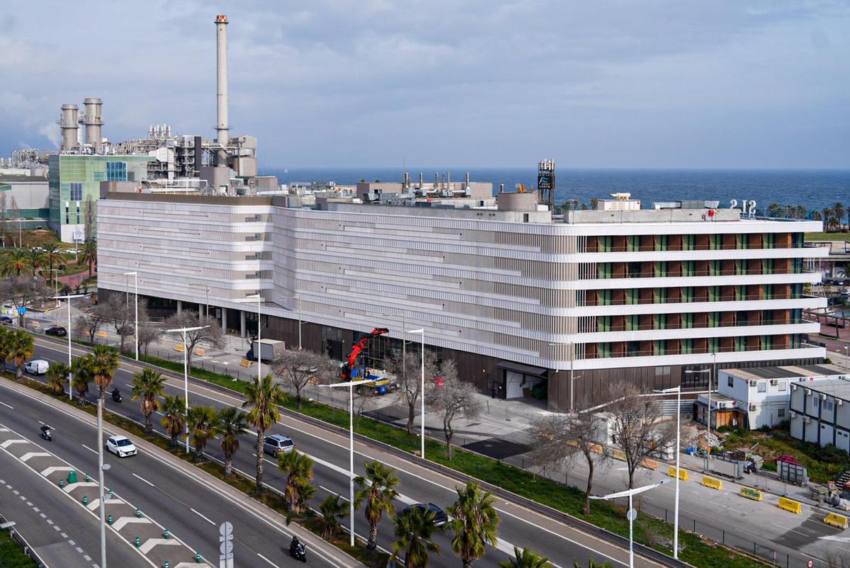 À l'arrière de l'hôtel SLS, à côté du round côtier, qui le sépare de la mine.