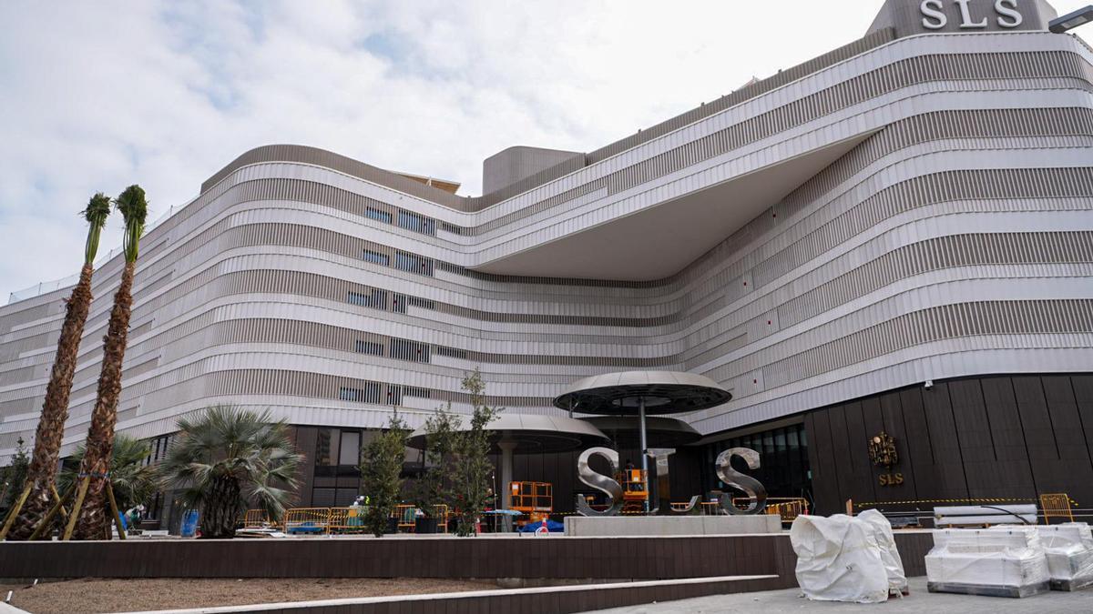 Recta final de obras en el SLS Barcelona, en Sant Adrià, este miércoles.