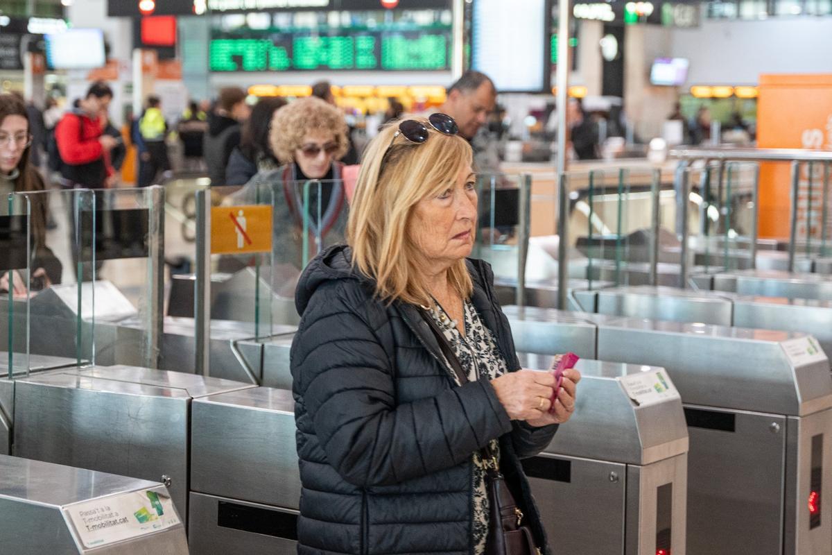 Une femme garde son titre de Rodalies après l'avoir validé à Sants, ce jeudi