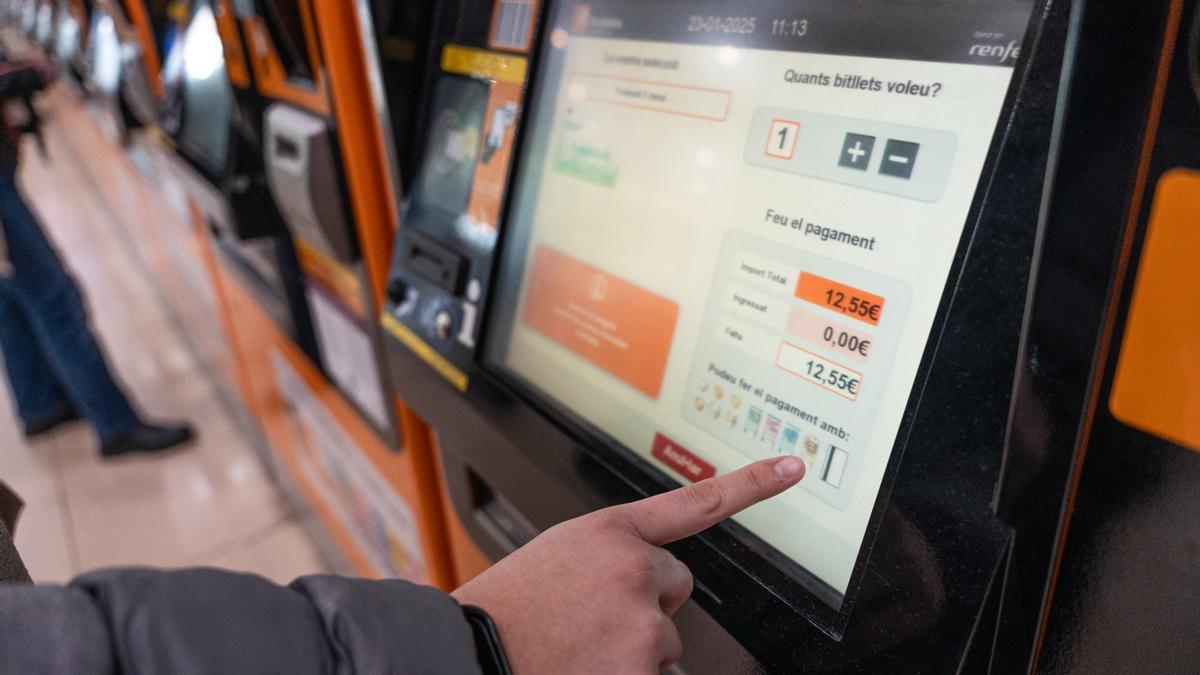 Compra de billetes, en uno de los terminales de la estación de Sants