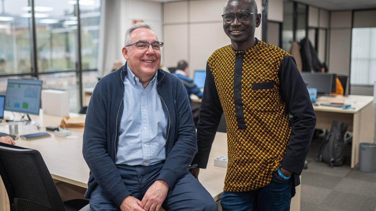 Josep Arroyo, creador de la aplicación Baluwo, y Abdoulaye Fall, ejecutivo, en la sede de la compañía.