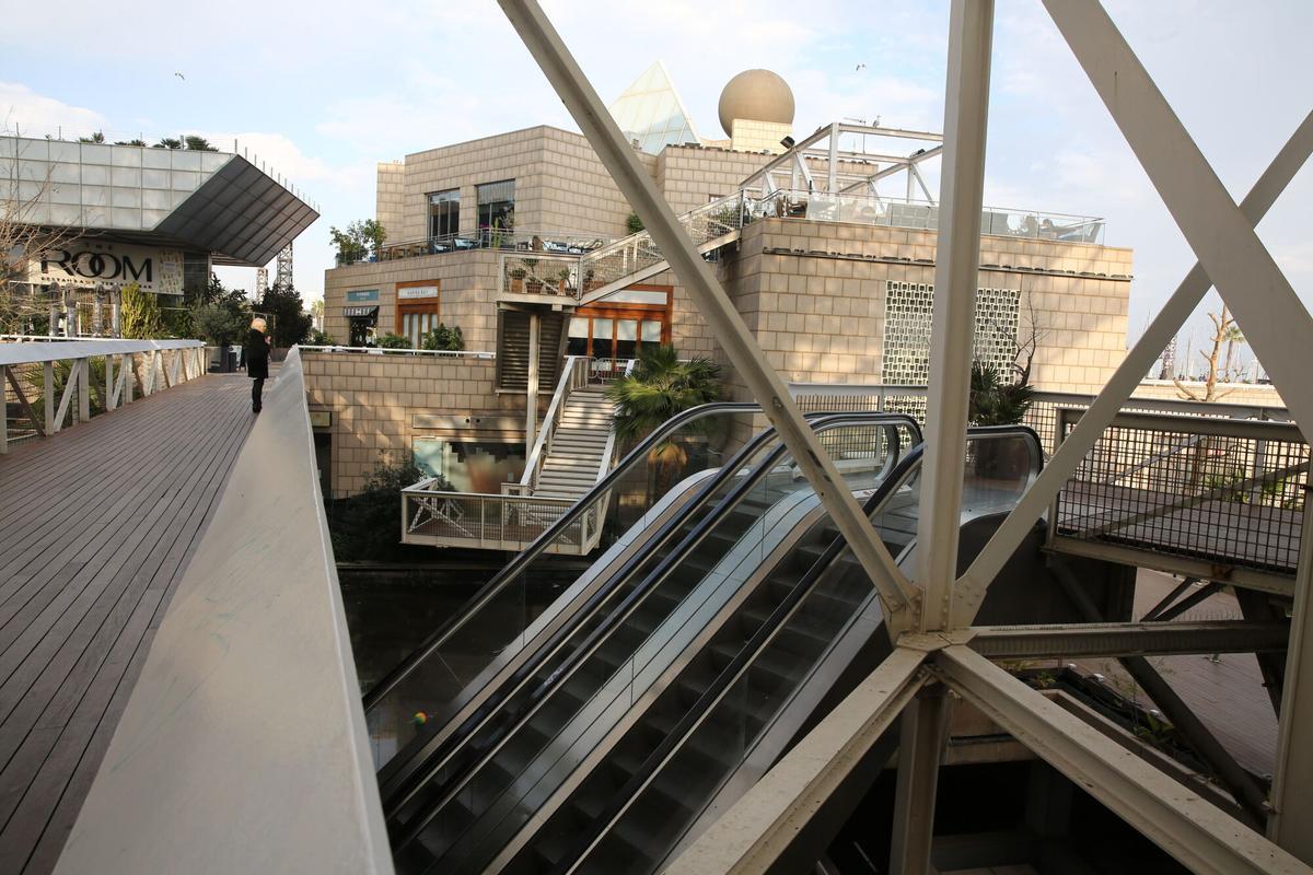 Barcelone 17/02/2025 Barcelone. Dégradation de l'espace privé mais accès public dans la zone intérieure des anciens locaux de Marina Village, à côté de l'hôtel Arts. C'est l'espace derrière le casino, en attente de réforme. Bouteilles, ordures, cristaux, tuiles cassées, escaliers mécaniques qui ne fonctionnent pas photo d'Elisenda Pons