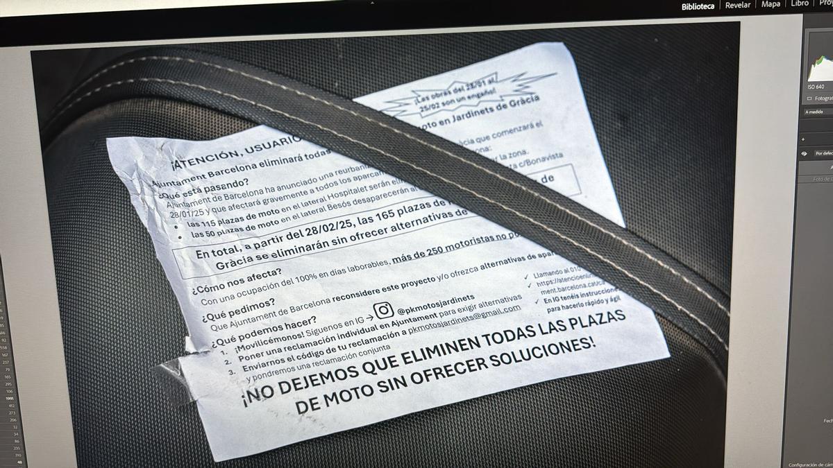 L'une des affiches, collée à une moto garée dans les environs des Jardinets.