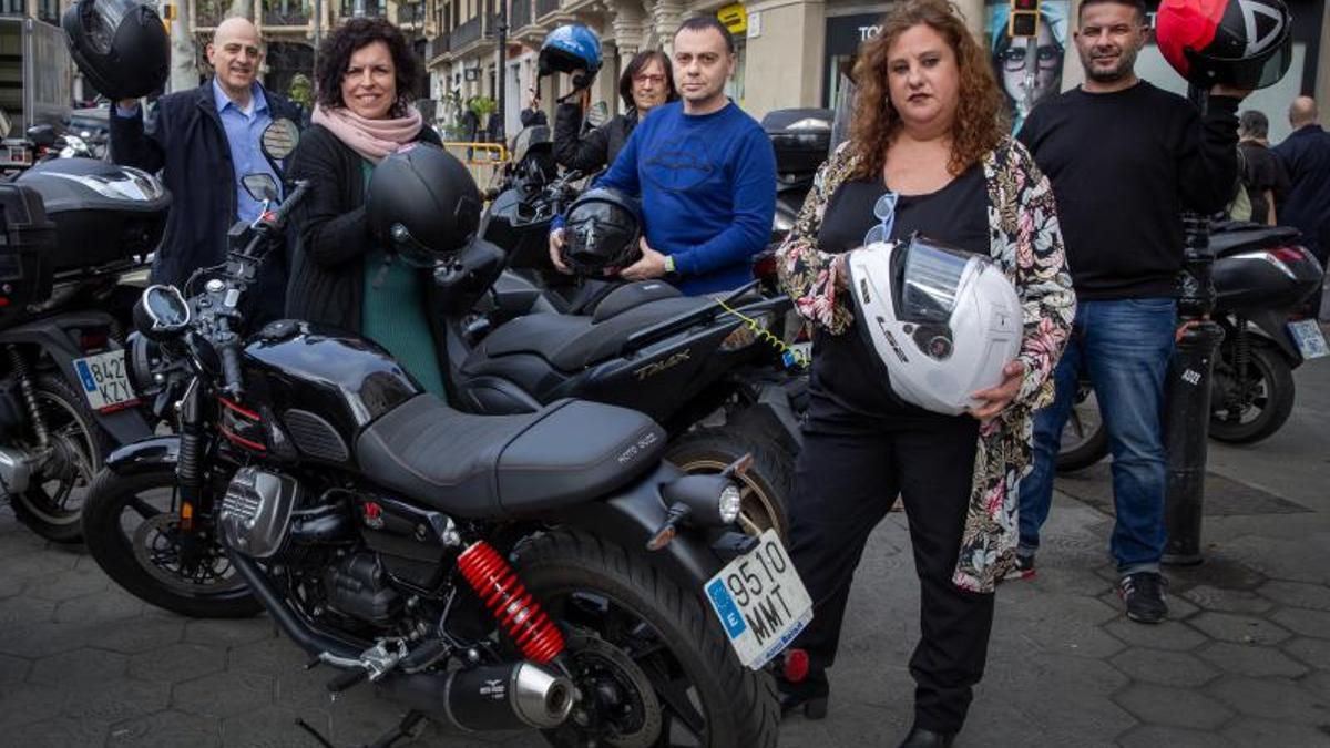 Corredoria, Sáez y Nadal, de izquierda a derecha y en primer término, junto con otros motoristas que protestan por no poder aparcar en el futuro en los Jardinets.