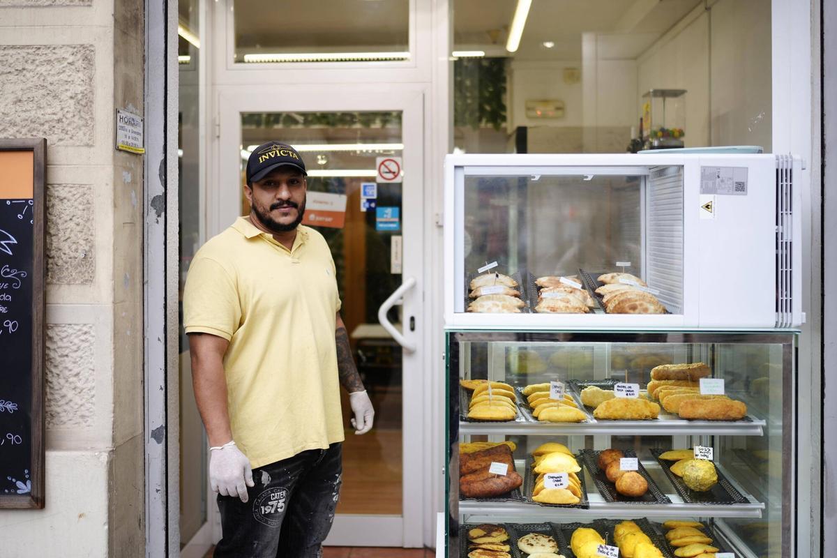 Barcelone 21/02/2025 Rapport sur la communauté latine de Barcelone sur la photo, la menuiseuse colombienne dans une photographie de magasin de restauration colombien par Ferran Nadeu