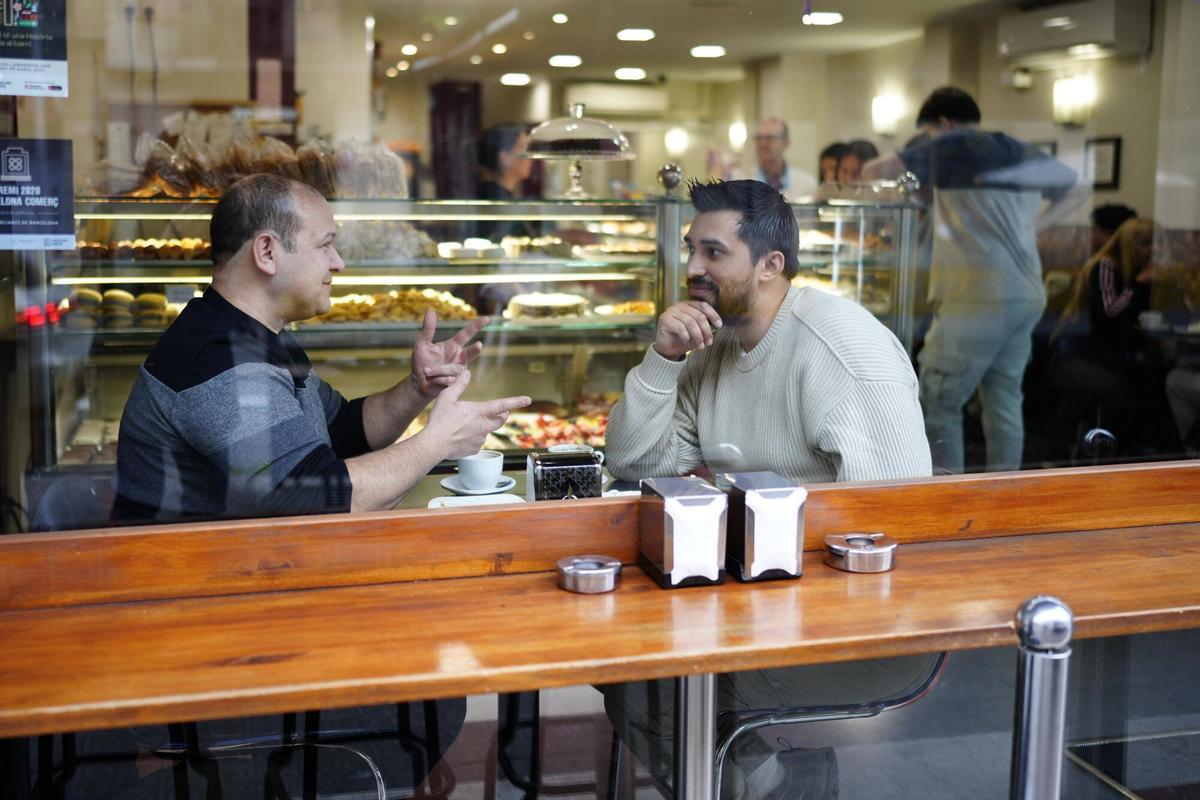 Barcelone 21/02/2025 Rapport sur la communauté latine de Barcelone sur la photo, les Argentins Agustín et Óscar au Menieta Cafetería Pouxage Photographie de Ferran Nadeu