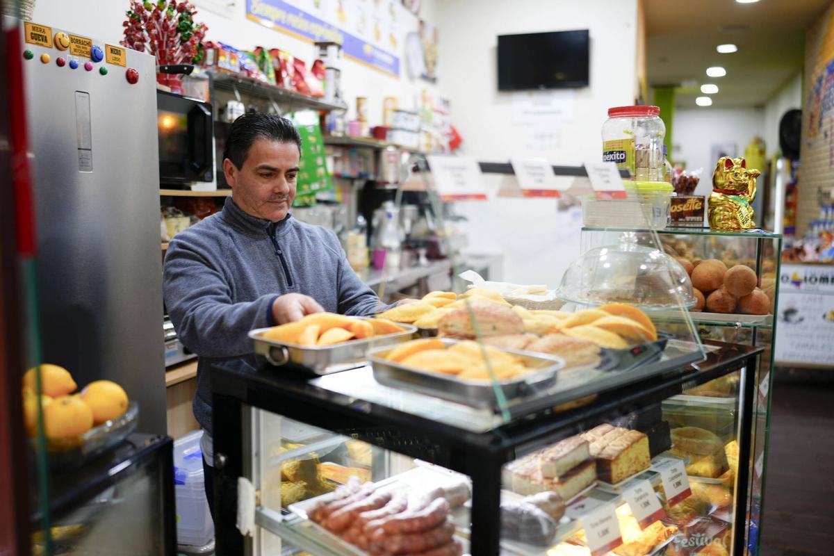 Barcelone 21/02/2025 Rapport sur la communauté latine de Barcelone sur la photo, la colombienne Iván López dans le Colombian Food Place Viva Colombia Photography by Ferran Nadeu