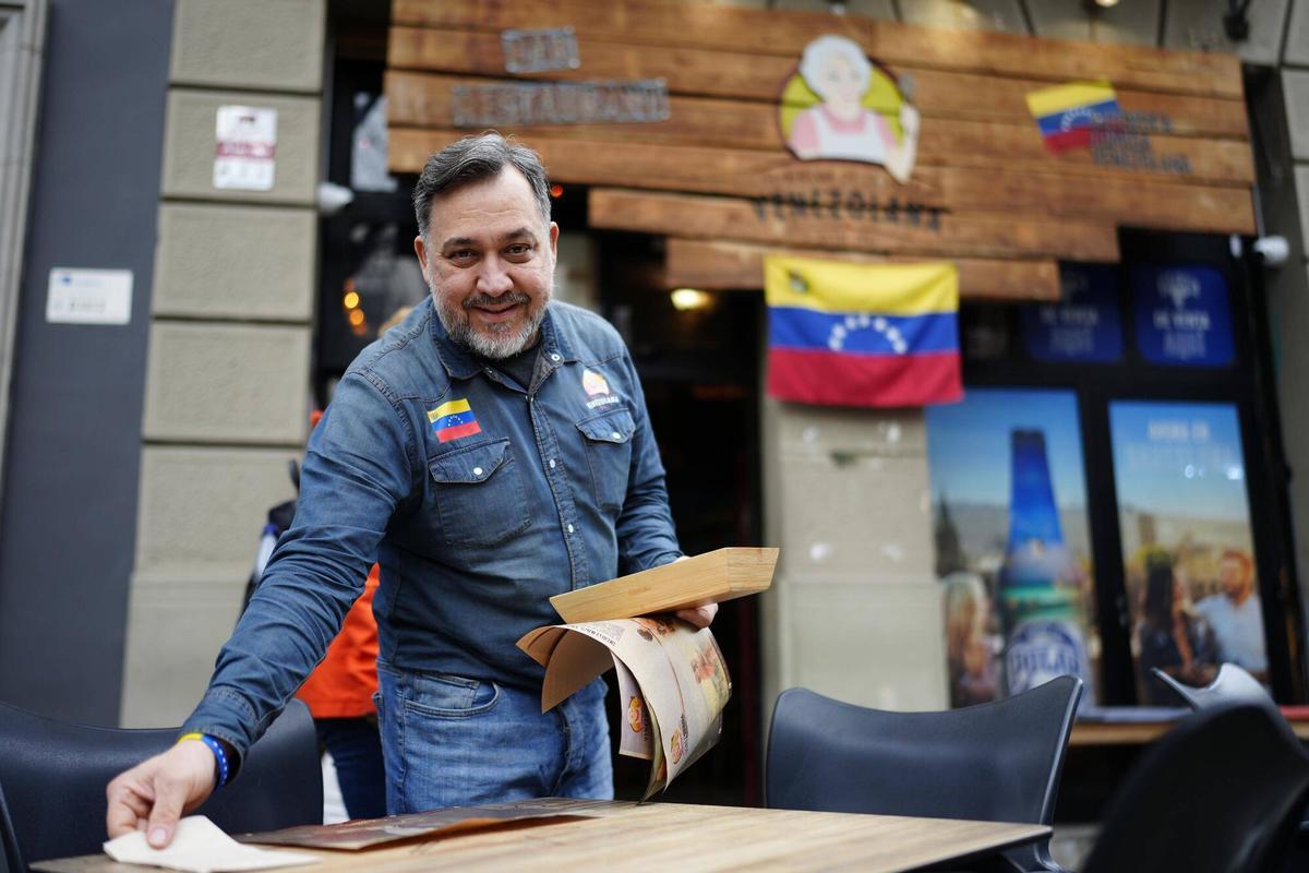 Barcelone 21/02/2025 Rapport sur la communauté latine de Barcelone sur la photo, le vénézuélien Luis Miguel Bucci dans sa photographie de restaurant par Ferran Nadeu
