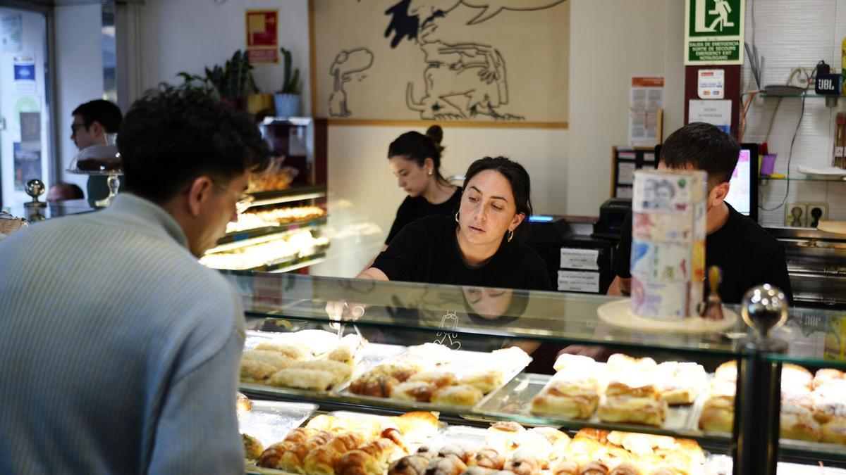La argentina Ornela en la pastelería cafetería Mendieta