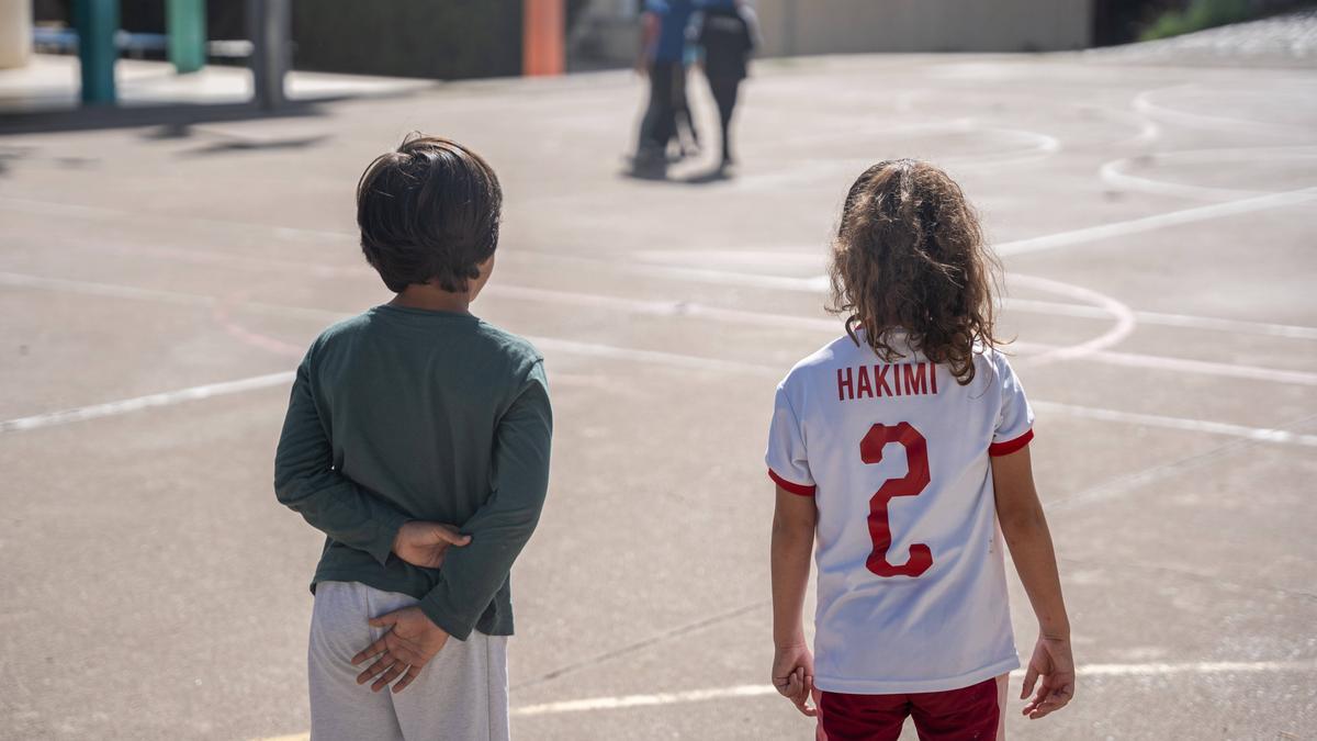 Dos niños en el patio de una escuela en Catalunya, este curso.