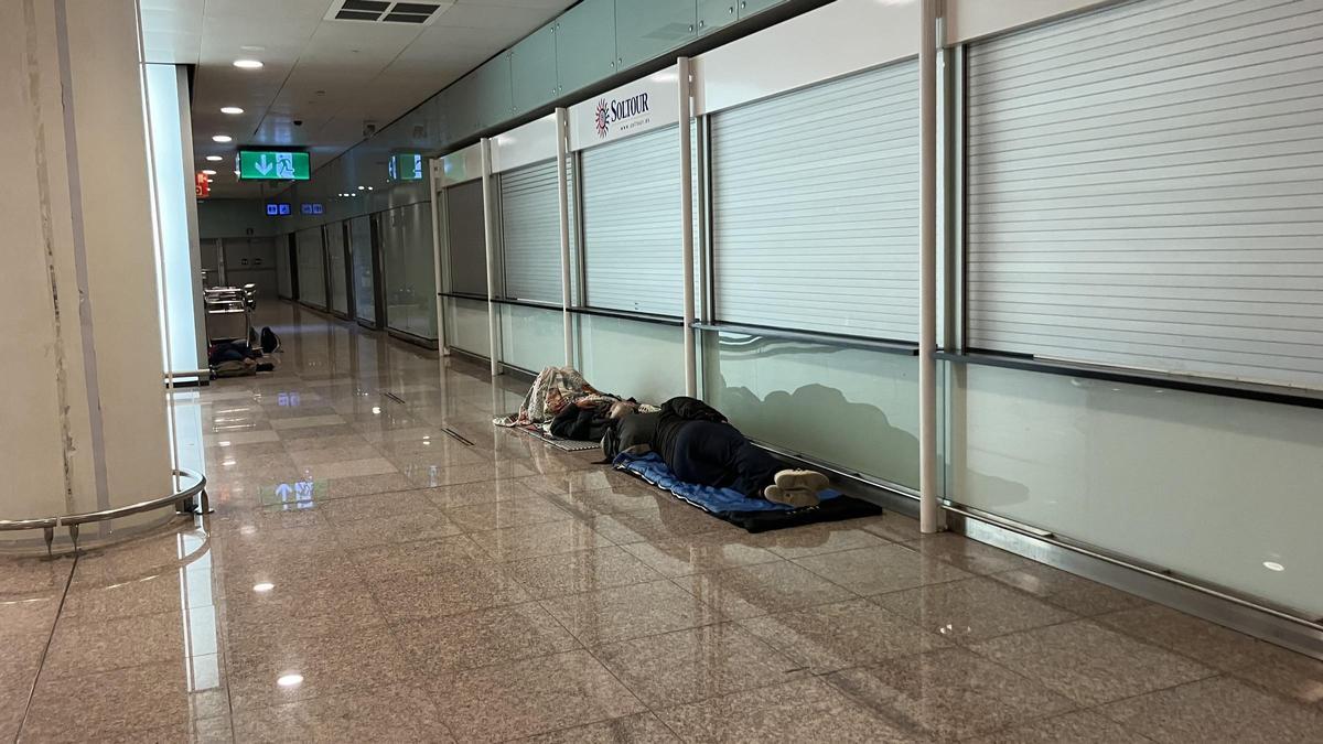 Un sans-abri au terminal T1 de l'aéroport de Barcelone.