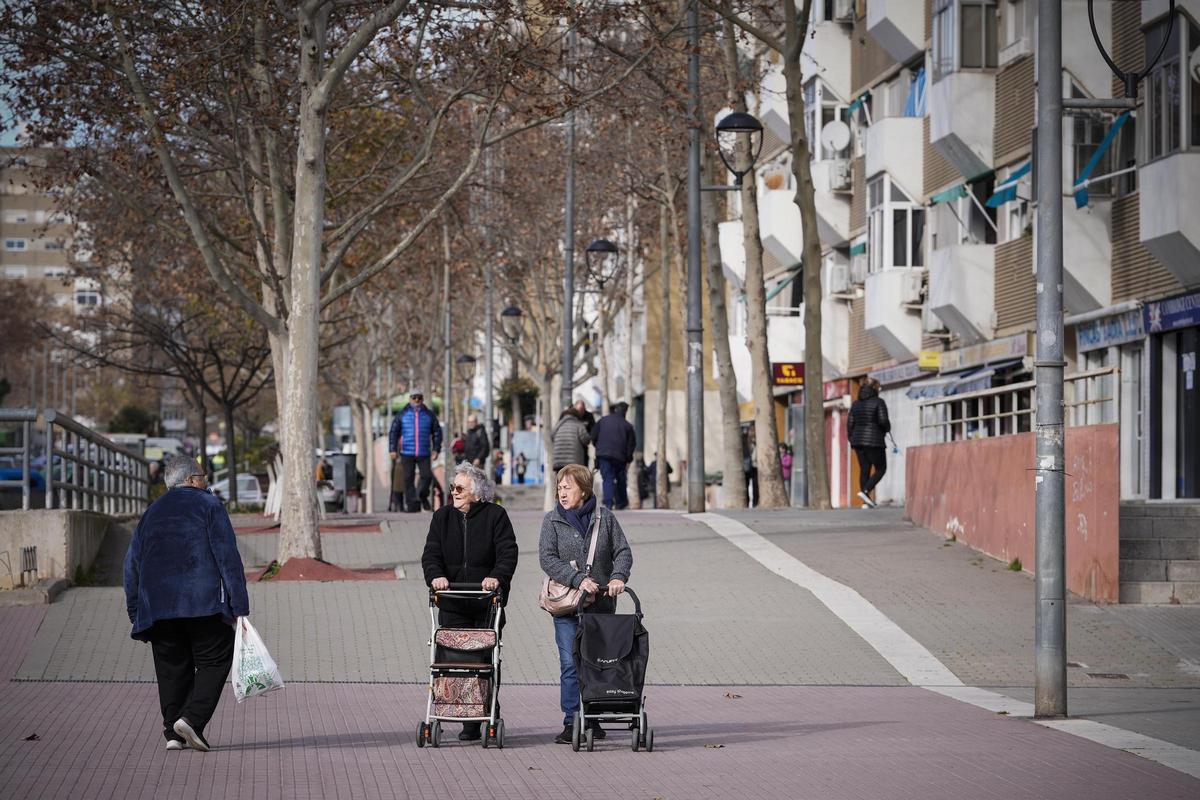 Deux dames plus âgées marchent le long de l'avenue Burgos à Badia del Vallès