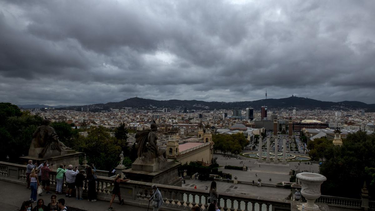 La ciudad de Barcelona cubierta de nubes vista desde el MNAC.