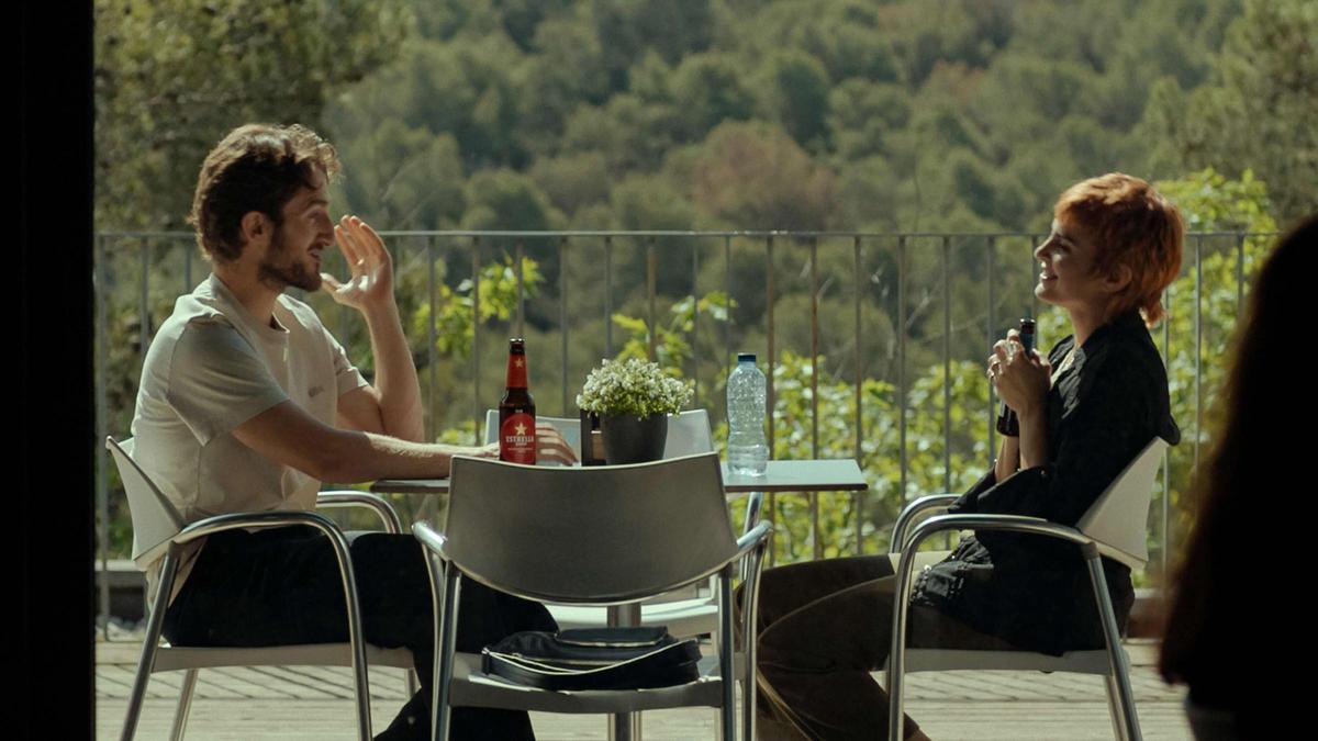 Joan Amargós (Raúl) y Verónica Echegui (Marta), en el Tanatori de Collserola en 'A muerte'