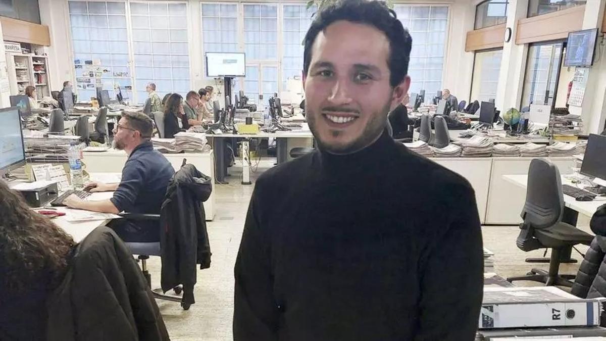 Erick Elizarrarás González, durante su visita al diario Regió 7.