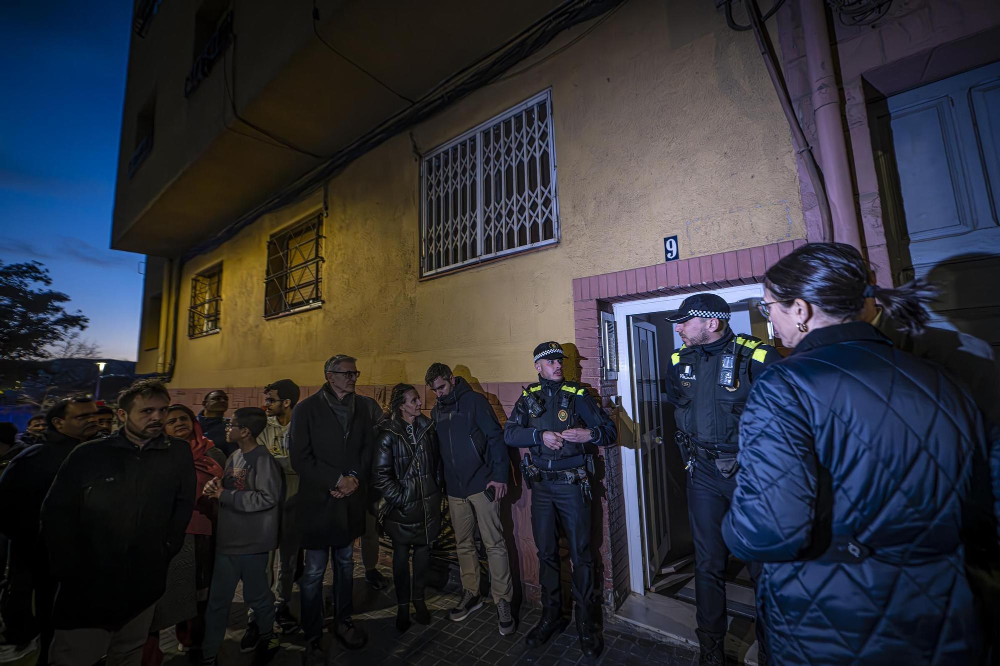 Desalojo de familias en la C/Pirineus de Santa Coloma a finales de febrero del pasado 2024.