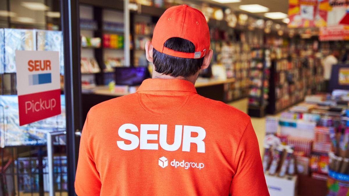 Un repartidor de Seur, en una imagen de archivo.