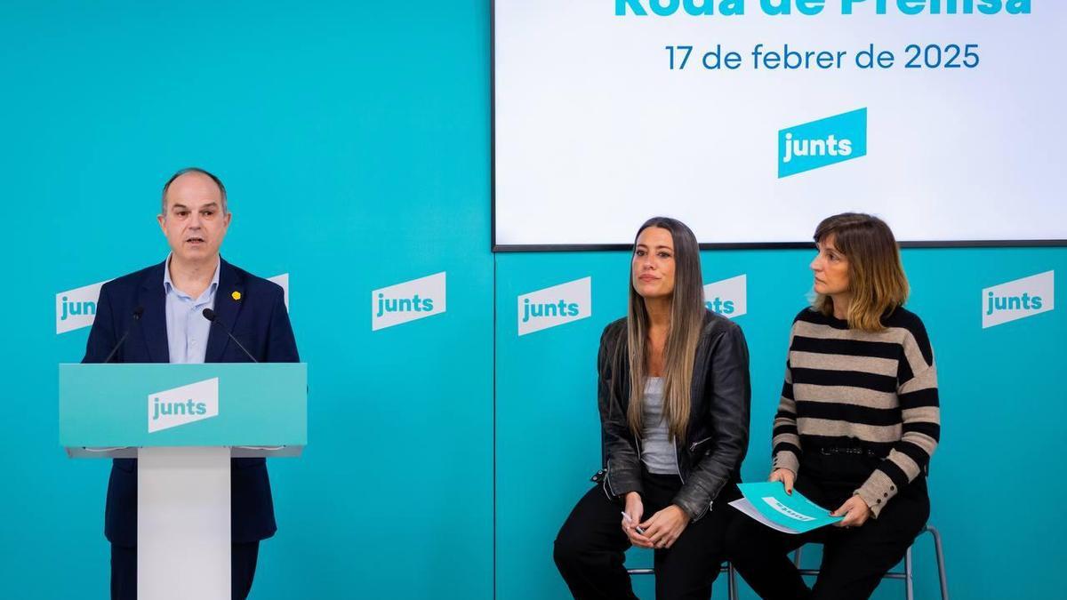 El secretario general de Junts, Jordi Turull, junto a Míriam Nogueras y Glòria Freixa