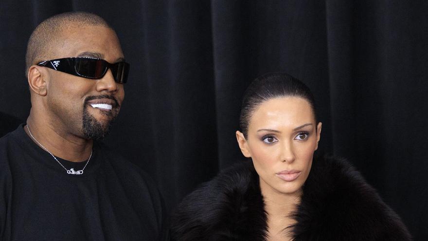 Bianca Censori y su marido, Kanye West, en la 'red carpet' de los Grammy 2025.