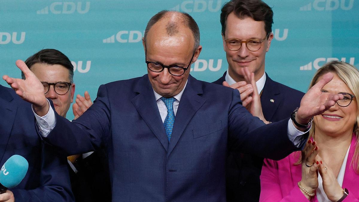 Friedrich Merz, líder de la conservadora CDU, se dirige a sus seguidores después de las primeras encuestas a pie de urna en las elecciones generales alemanas.