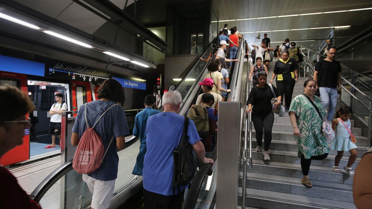 Interior de una estación de la L5 del Metro de Barcelona