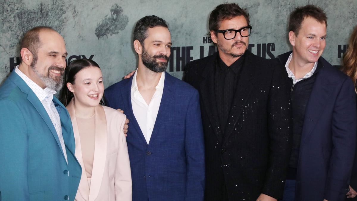 La actriz Bella Ramsey  y el actor Pedro Pascal posan con los creadores Craig Mazin y Neil Druckmann en la alfombra roja antes de la premiere de la serie de HBO 'The Last of Us' en el Regency Village Theatre de Los Ángeles, California, EEUU, el 09 de enero de 2023.