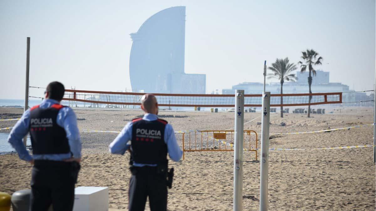 La playa del Somorrostro acordonada, en una imagen de archivo