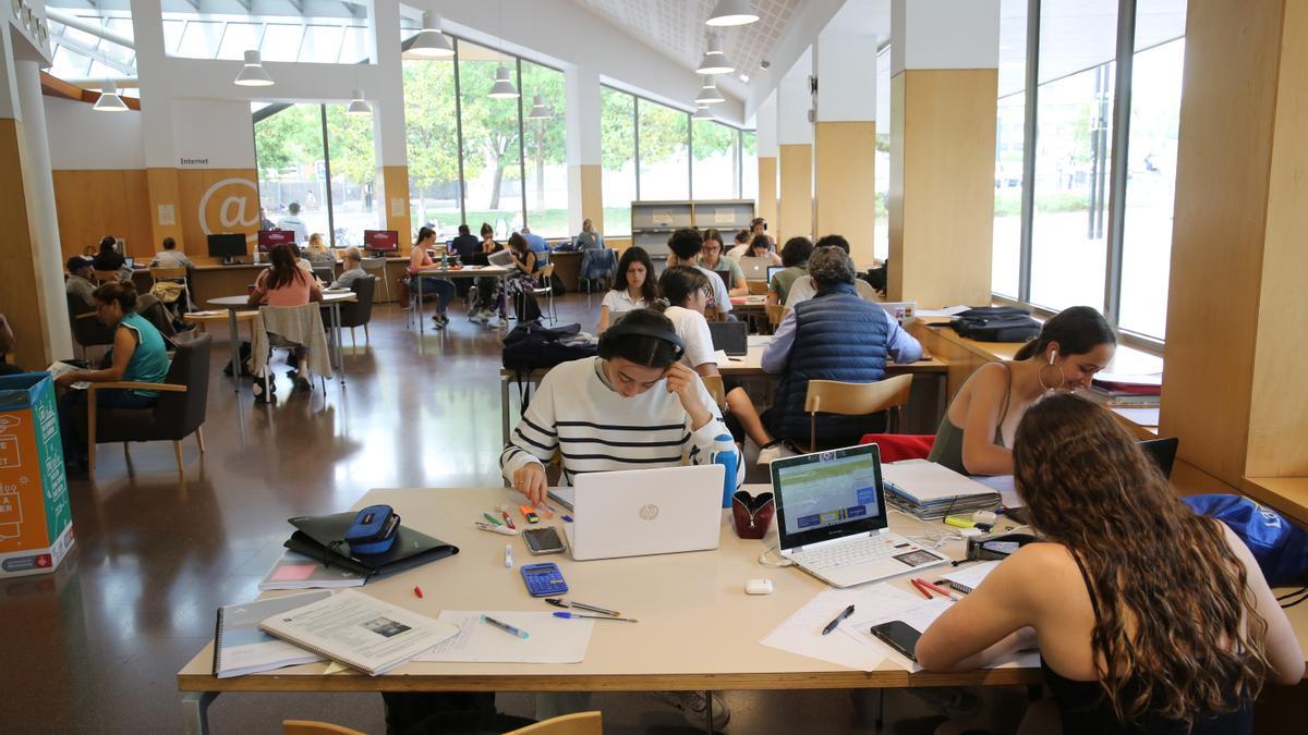 Estudiantes de bachillerato preparándose para la selectividad en la biblioteca Jaume Fuster en junio del 2023.