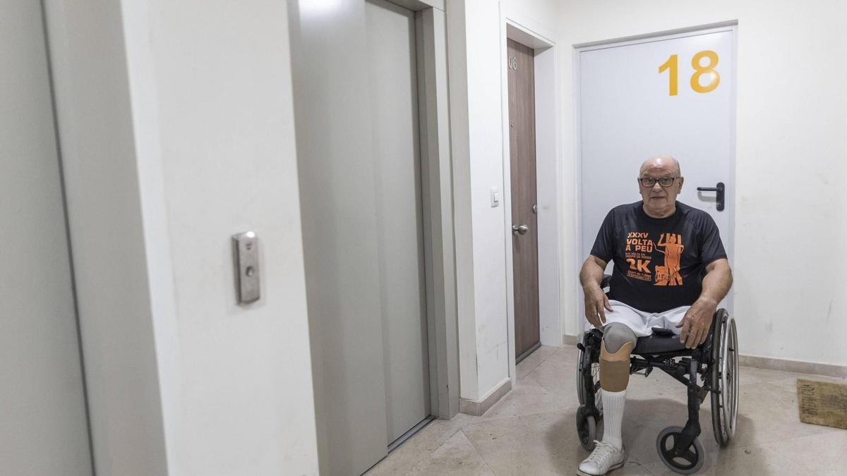 Una persona con discapacidad aguarda en su piso a que el ascensor vuelva a funcionar