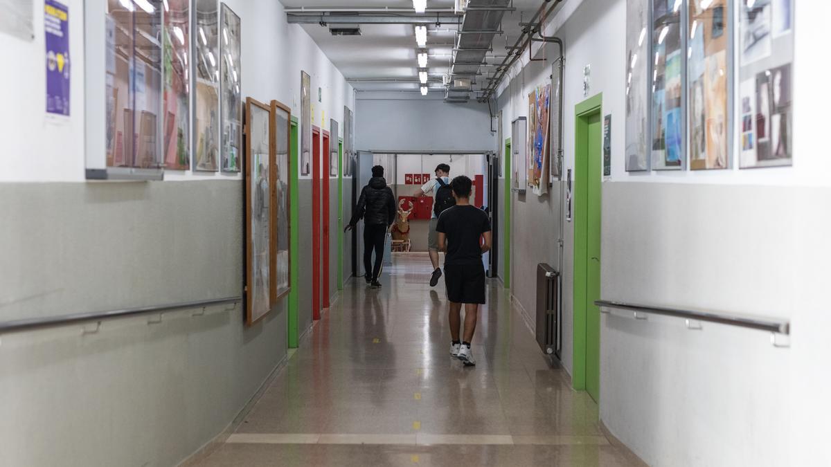 Alumnado en el pasillo de un instituto catalán, el curso pasado.