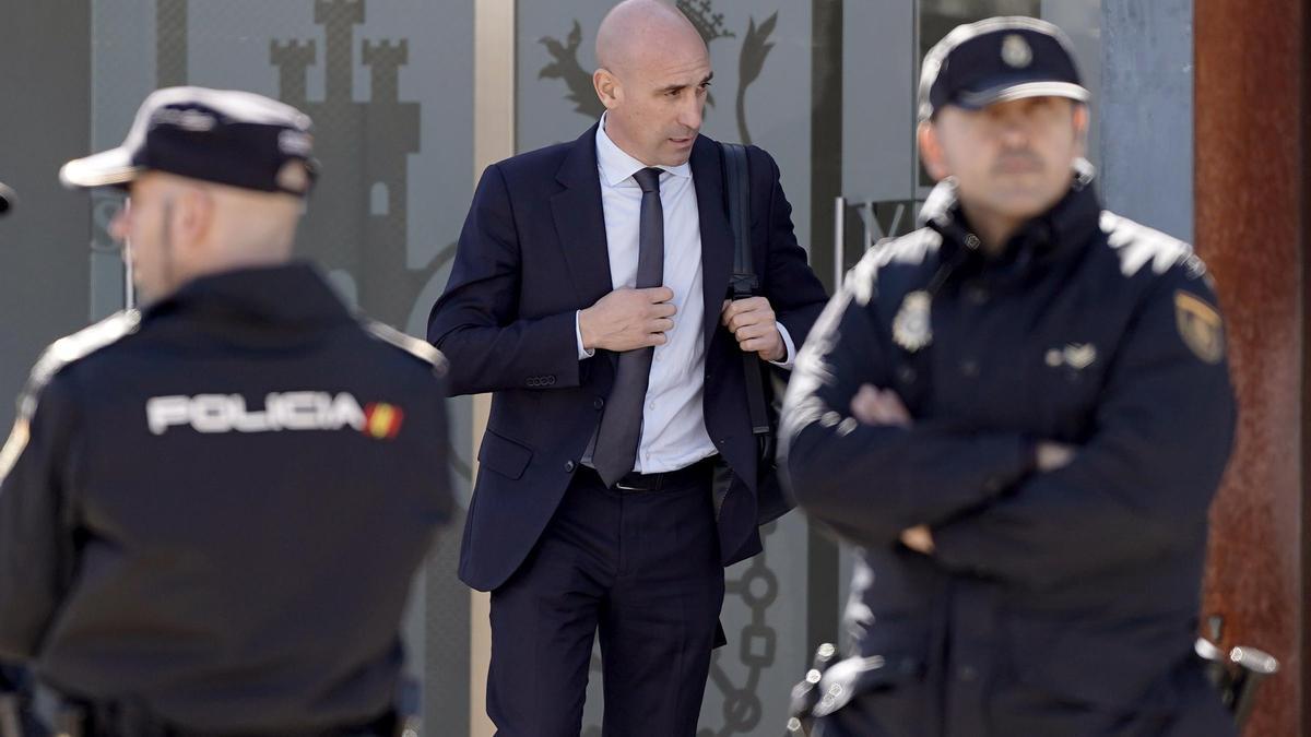 El juez condena a 10.800 euros de multa a Rubiales por besar a Jenni Hermoso y le absuelve de las coacciones