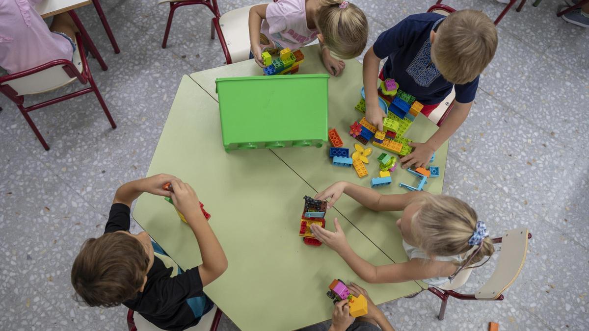 Niños jugando en el colegio.