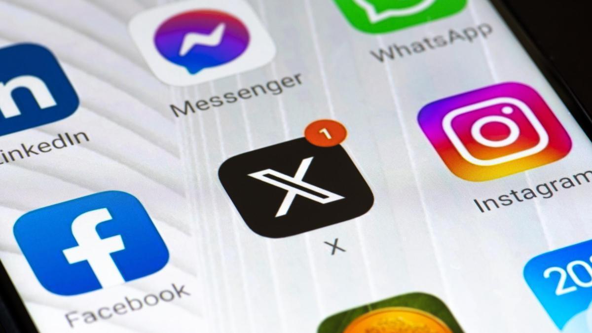 Varias aplicaciones de redes sociales en un teléfono móvil.