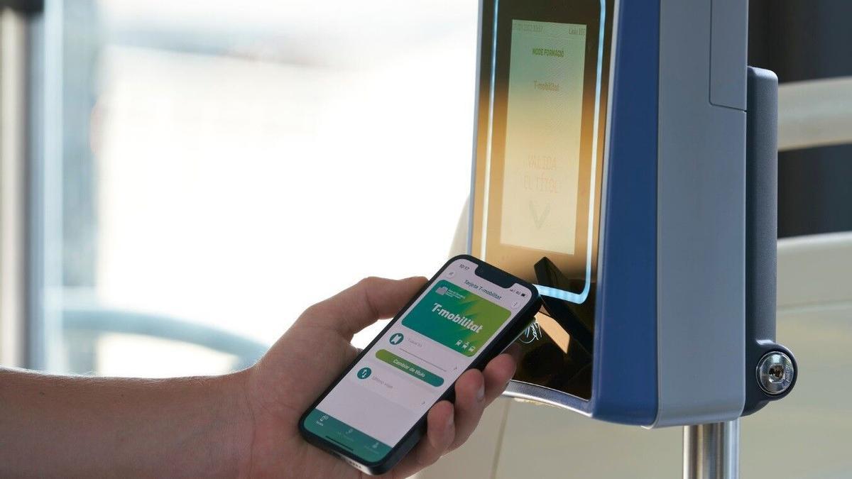 Un usuario usa la T-mobilitat en un iPhone.