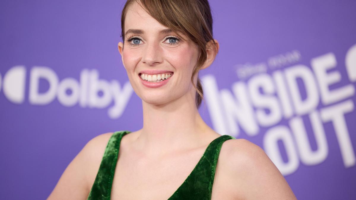 Maya Hawke en la alfombra roja de 'Del revés 2'.