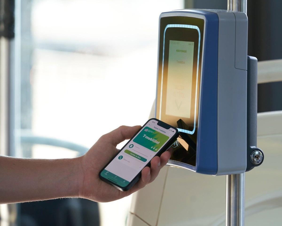 25/07/2024 Un utilisateur utilise le T-Mobilitat sur un téléphone mobile. Économie de l'ATM