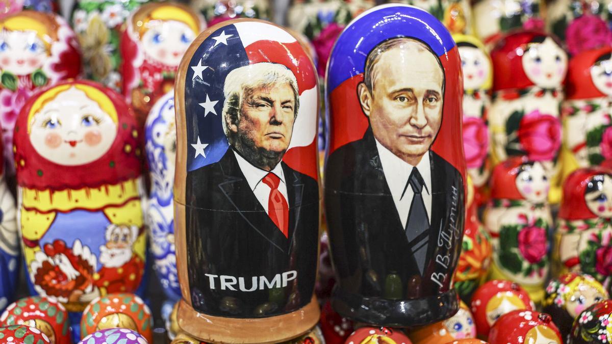 Representación en muñecas Matriosca de los presidentes de Rusia y EE.UU., Vladimir Putin y Donald Trump.