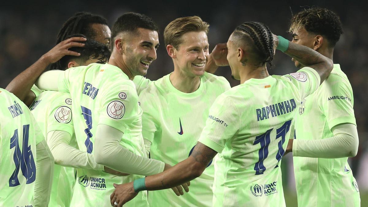 Los jugadores del Barça celebran uno de los goles en Mestalla.