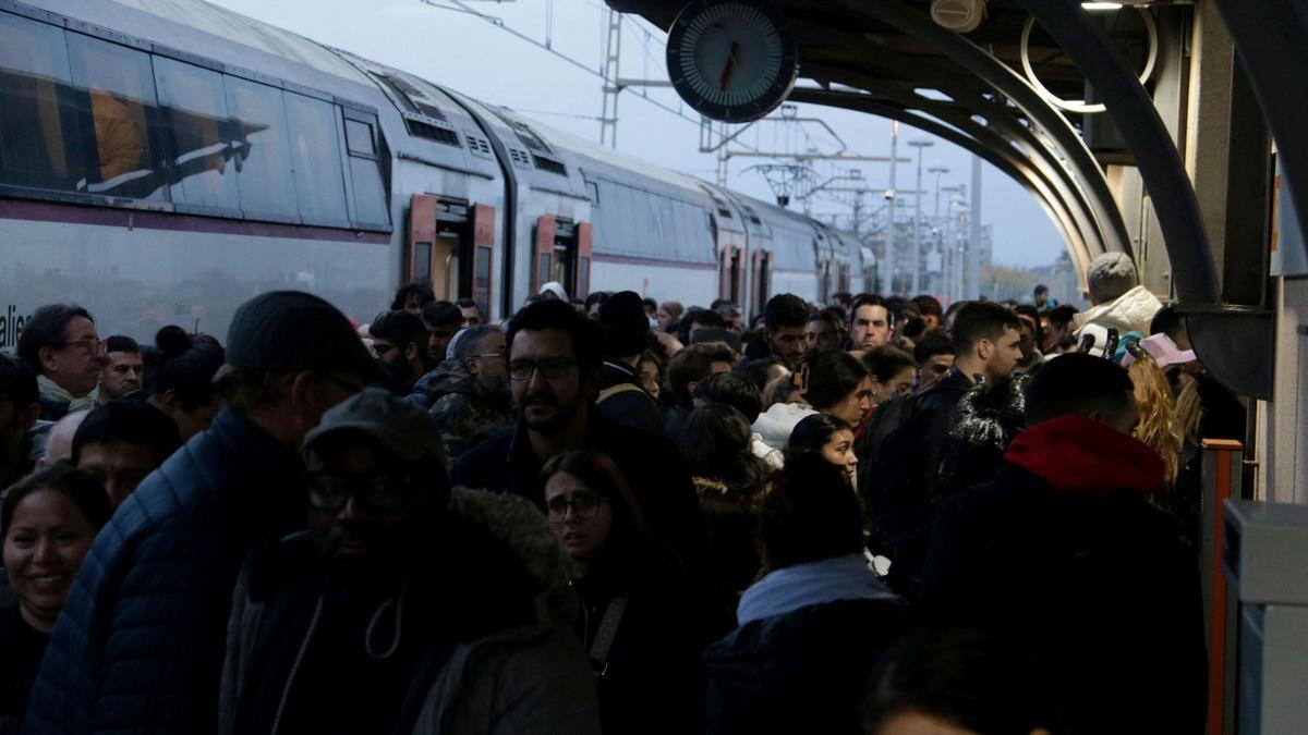 Usuarios de Cercanías critican el caos ferroviario del sábado: "Estamos hartos de que haya viajeros de primera y de tercera"